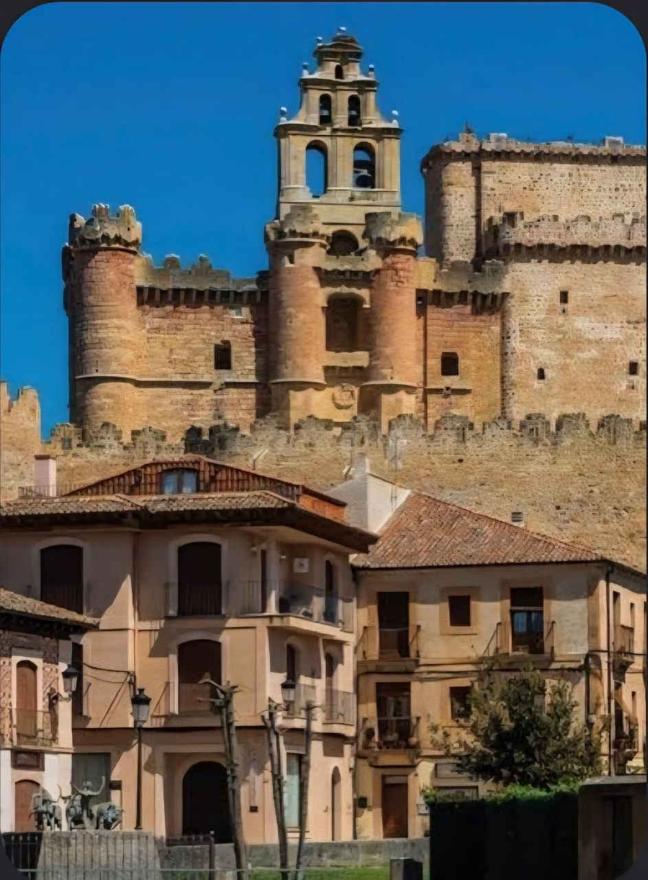 Castillo que integra una iglesia en Turégano