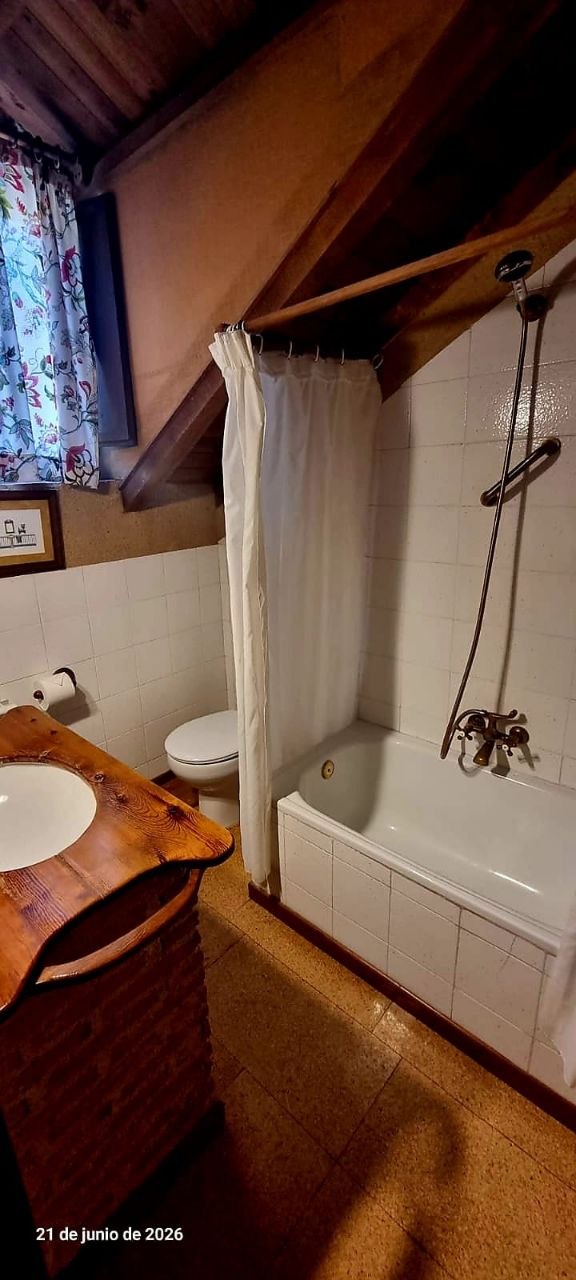 Baño moderno de la Suite Sepúlveda en MaderoluM