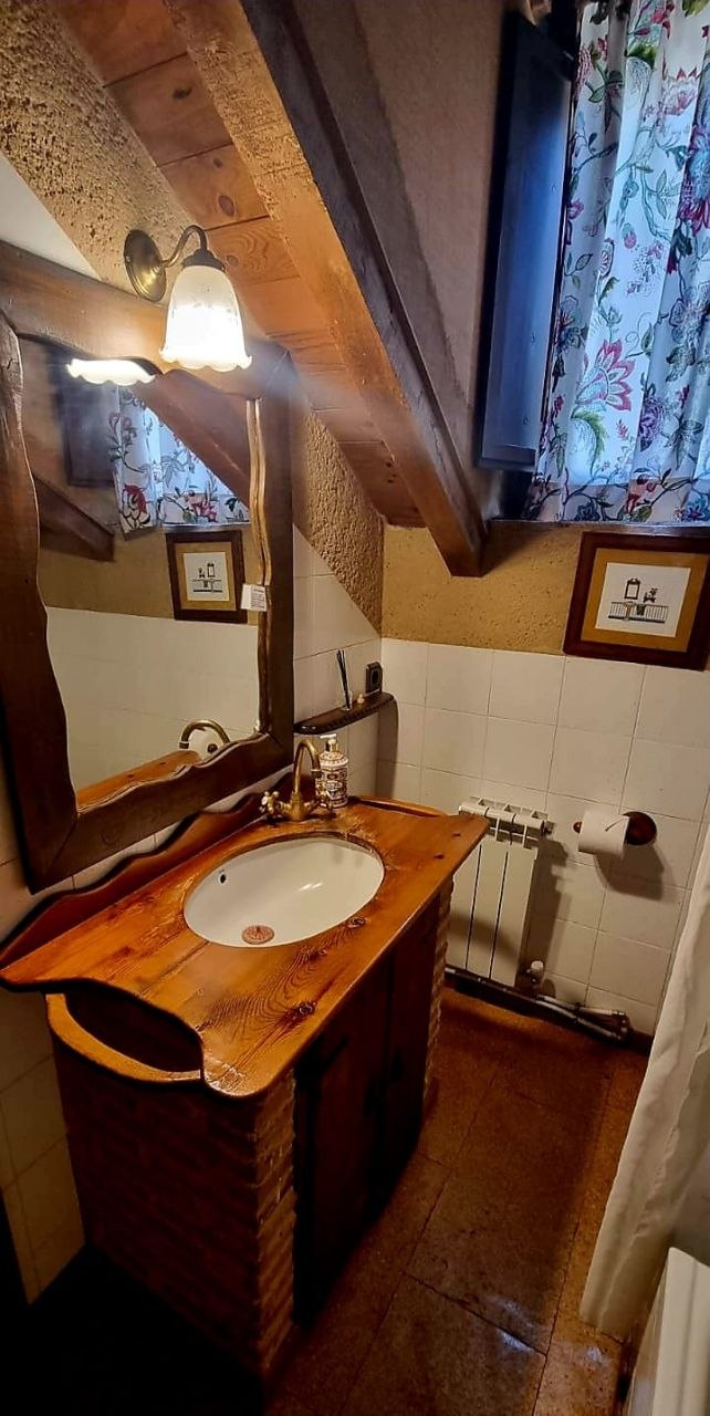Plato de ducha amplio y acabados modernos del baño de la Suite Sepúlveda en MaderoluM