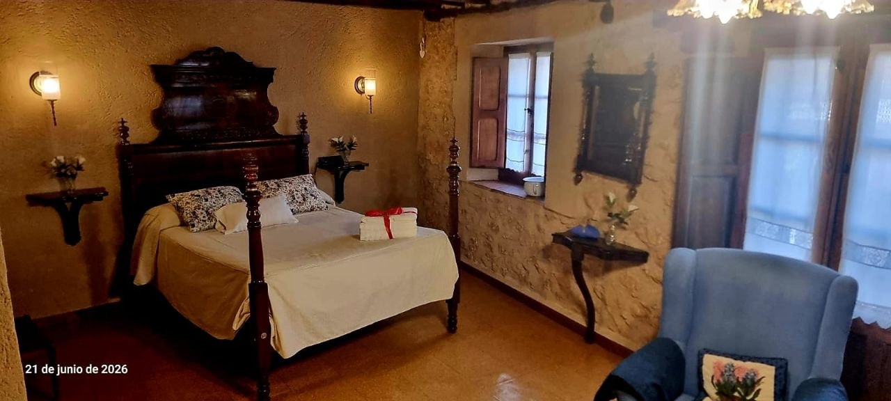 Detalle de la cama vestida de la Suite Maderuelo en MaderoluM
