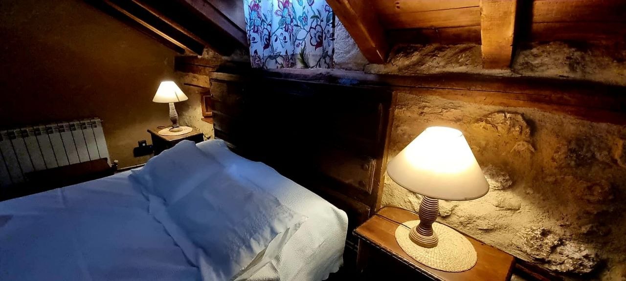 Detalle de elementos decorativos tradicionales en la Suite Sepúlveda de MaderoluM