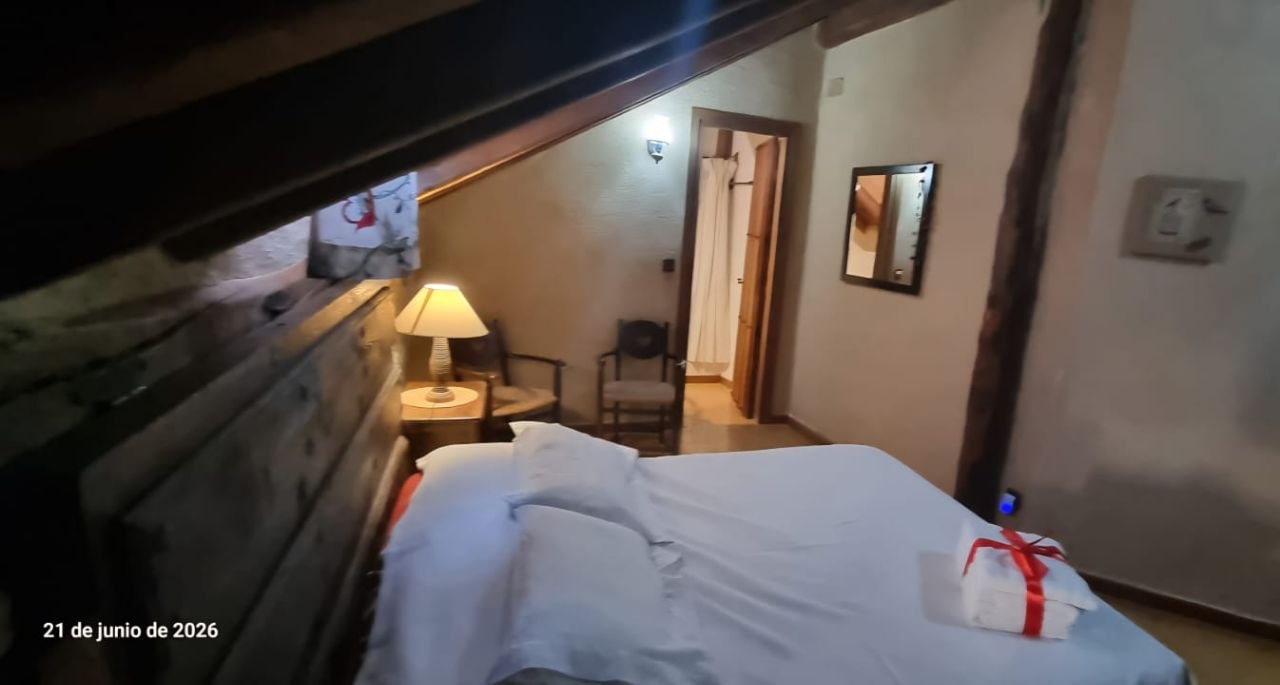 Rincón decorativo y calidez en la Suite Sepúlveda de MaderoluM